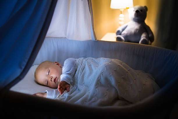 Bebé durmiendo feliz y tranquilo en su cuna.